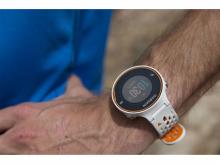Běžecké GPS hodinky GARMIN Forerunner 620, bílé